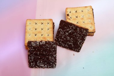 Çikolata kremalı sandviç bisküvi