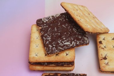 Çikolata kremalı sandviç bisküvi