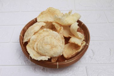 Kızarmış empatik Endonezya 'dan geleneksel krakerlerdir. pul pul eritilmiş melinjo tohumlarından yapılan emping