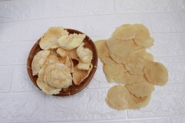 Boşaltma Endonezya 'dan geleneksel krakerlerdir. pul pul eritilmiş melinjo tohumlarından yapılan emping