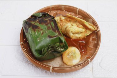 Tabakta ızgara pirinç.