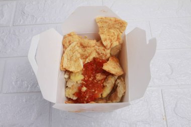 Tavuklu pirinç kutusu.