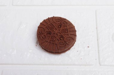 Beyaz arka planda çikolatalı pasta