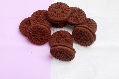 beyaz zemin üzerine kremalı çikolata kurabiye