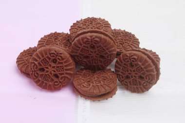 Beyaz arka planda fındıklı ve baharatlı çikolatalı kurabiye.