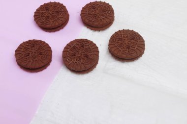 beyaz zemin üzerine çikolatalı kurabiye