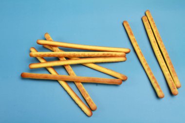 Masaya bisküvi koy.