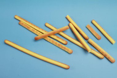 Masaya bisküvi koy.