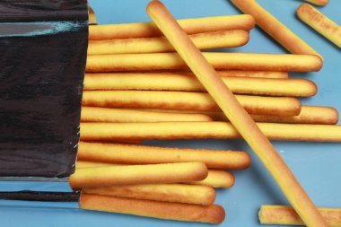 Masaya bisküvi koy.