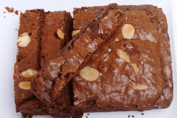 Brownies Čokoládou Bílém Talíři Izolované Bílém Pozadí — Stock fotografie