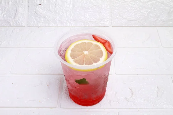 Uma Xícara Gelo Com Morango Vermelho Limão Fundo Branco — Fotografia de Stock