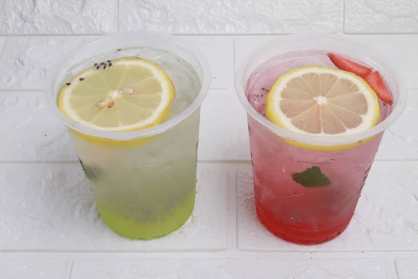 Limonada Frutas Frescas Coloridas Vidro Plástico — Fotografia de Stock