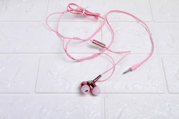 白色背景的粉色耳机和一对耳机 — 图库照片