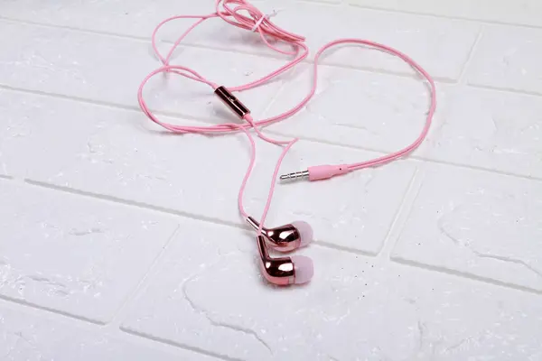 Fones Ouvido Modernos Com Corda Rosa Uma Mesa Branca Conceito — Fotografia de Stock