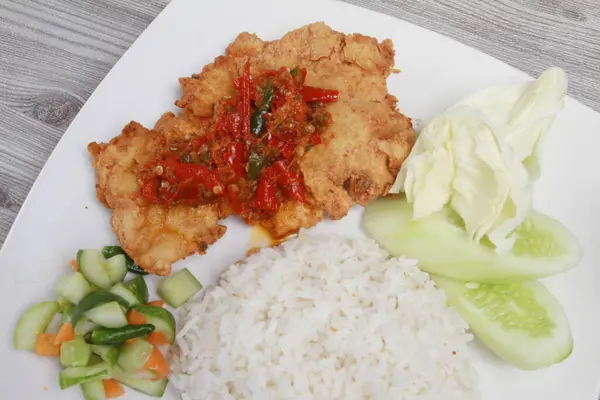Ein Teller Reis Mit Gebratenem Huhn Gemüse Und Sauce — Stockfoto