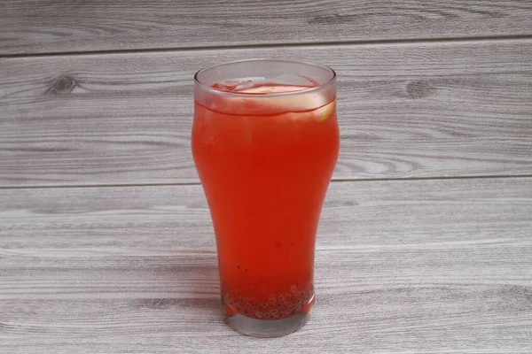 Strawberry Soda Pada Latar Belakang Kayu — Stok Foto