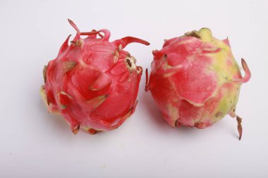 Beyaz arka planda ejderha meyvesinin kırmızı meyvesi