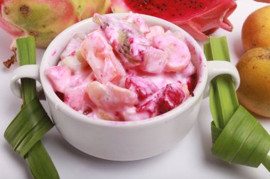 Bir kase mayonezli meyve salatası.