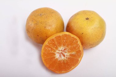 Beyaz arkaplanda taze portakallar