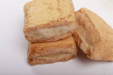 Tahu bakso beyaz arkaplanda