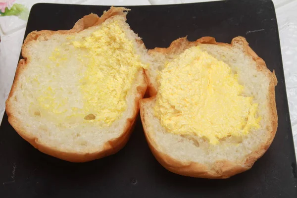 Zbliżenie Kawałka Chleba Jajkiem Masłem — Zdjęcie stockowe