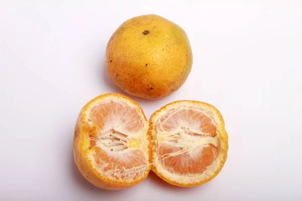 Frische Orangen Isoliert Auf Weißem Hintergrund — Stockfoto
