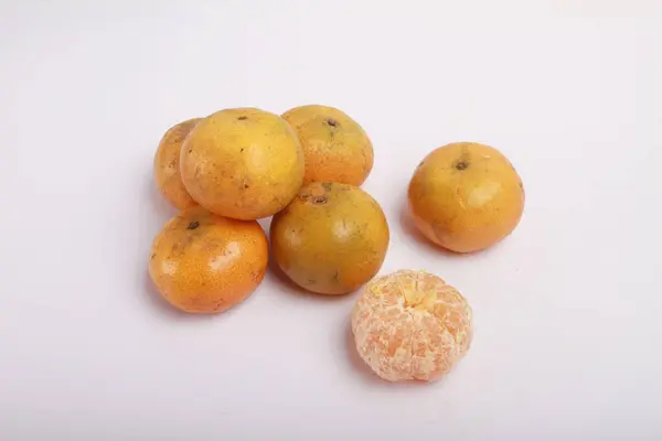 白い背景に新鮮で熟したパパイヤフルーツ — ストック写真