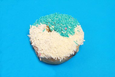 Şekerli ve serpiştirilmiş mavi çörek.