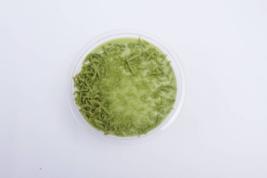 Kek ve kasede kremalı pasta.