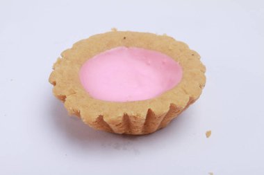 Beyaz arka planda pembe kremalı turta