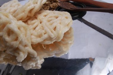 kerupuk ya da sepet bambu üzerinde krakerler