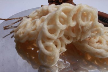 kerupuk ya da sepet bambu üzerinde krakerler