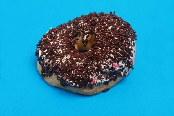 Donuts Chocolate Com Uma Polvilha Uma Chapa Fundo Azul — Fotografia de Stock