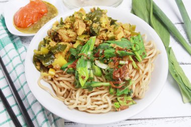 Masada bir kase tavuklu erişte.