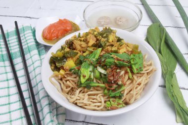 Masada bir kase tavuklu erişte.