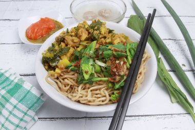 Masada bir kase tavuklu erişte.