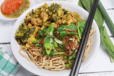 Masada bir kase tavuklu erişte.