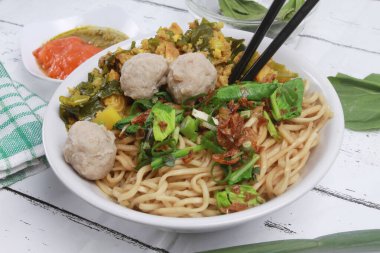 Köfte ve sebzeli bir kase tavuklu erişte..