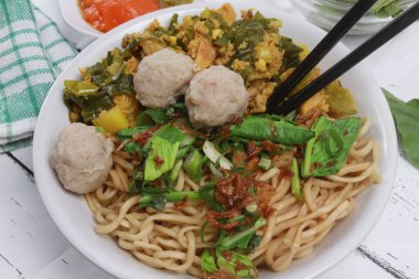 Köfte ve sebzeli bir kase tavuklu erişte..