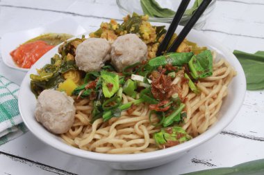 Köfte ve sebzeli bir kase tavuklu erişte..