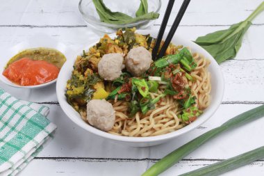 Köfte ve sebzeli bir kase tavuklu erişte..