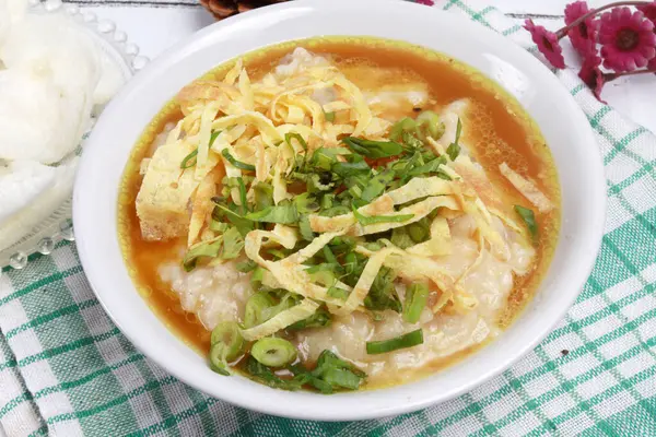 印尼菜 一碗鸡肉粥 配上蔬菜 — 图库照片