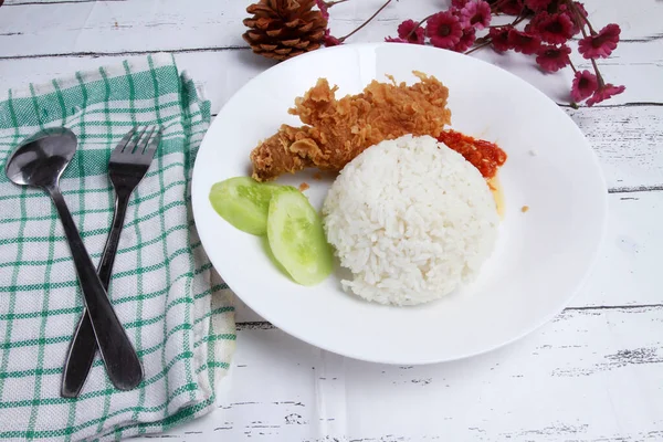Sepiring Nasi Dengan Ayam Renyah Dan Saus — Stok Foto