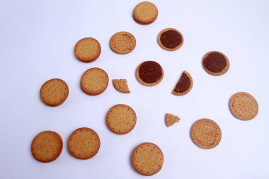 Çikolatalı kurabiye ve beyaz arka plan.