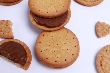 Çikolatalı kurabiyeler beyaz arka planda izole edilmiş