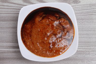 Tabakta fıstık sosu