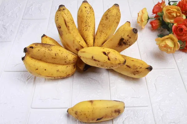 Banane Mature Piatto Bianco — Foto Stock