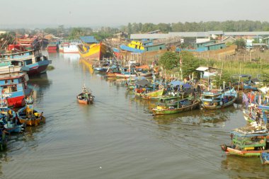 27 Haziran 2023: Küçük bir rıhtımda bir grup gemi.