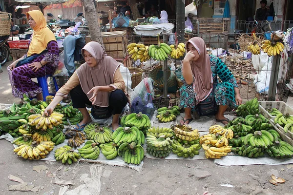 Pekalongan, Endonezya - 26 Eylül 20218: Kadınlar sokakta taze meyve satıyor