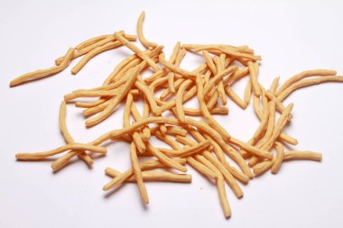 beyaz arkaplanda bisküvi çubuğu